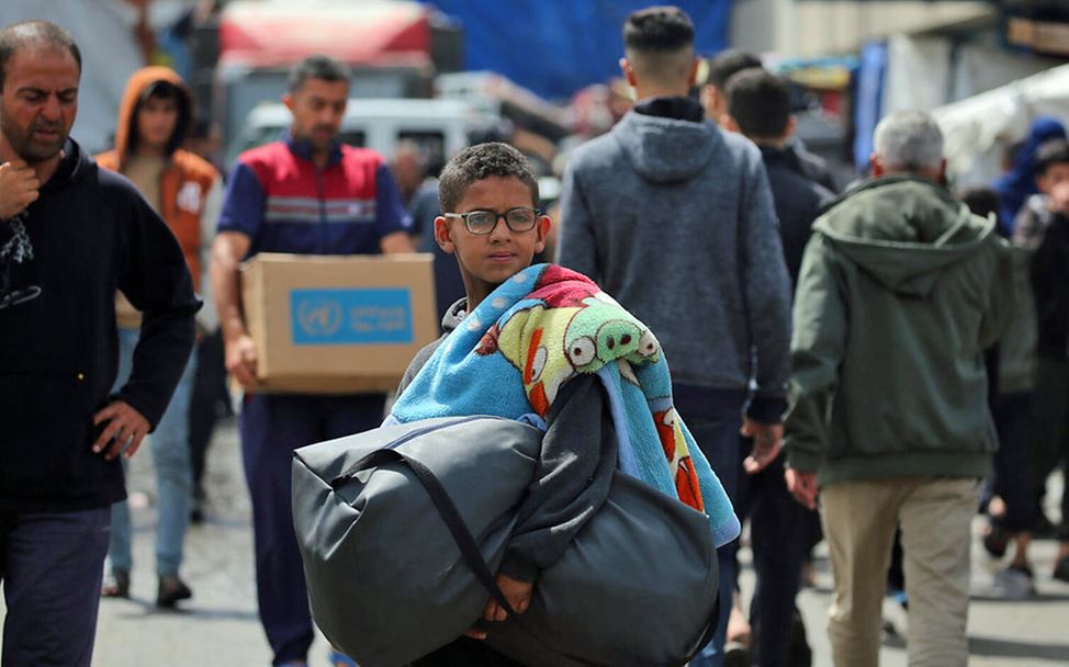 Spenden für Kinder in Gaza: Ein Junge auf der Flucht vor den Angriffen in Rafah. 