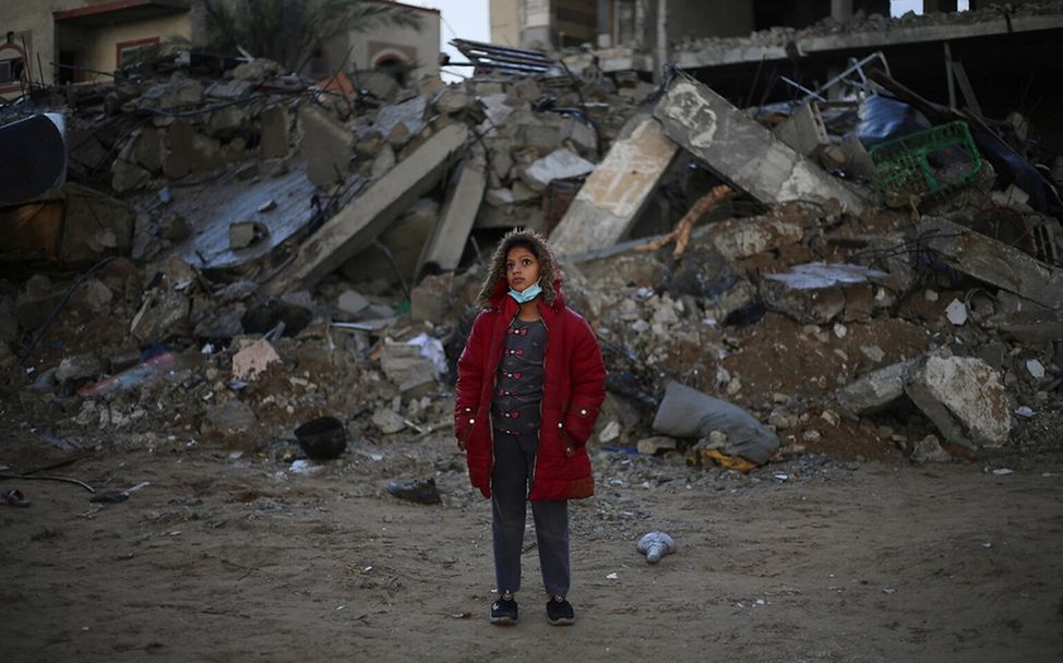 Gaza: Ein Mädchen steht vor ihrem zerstörten Haus