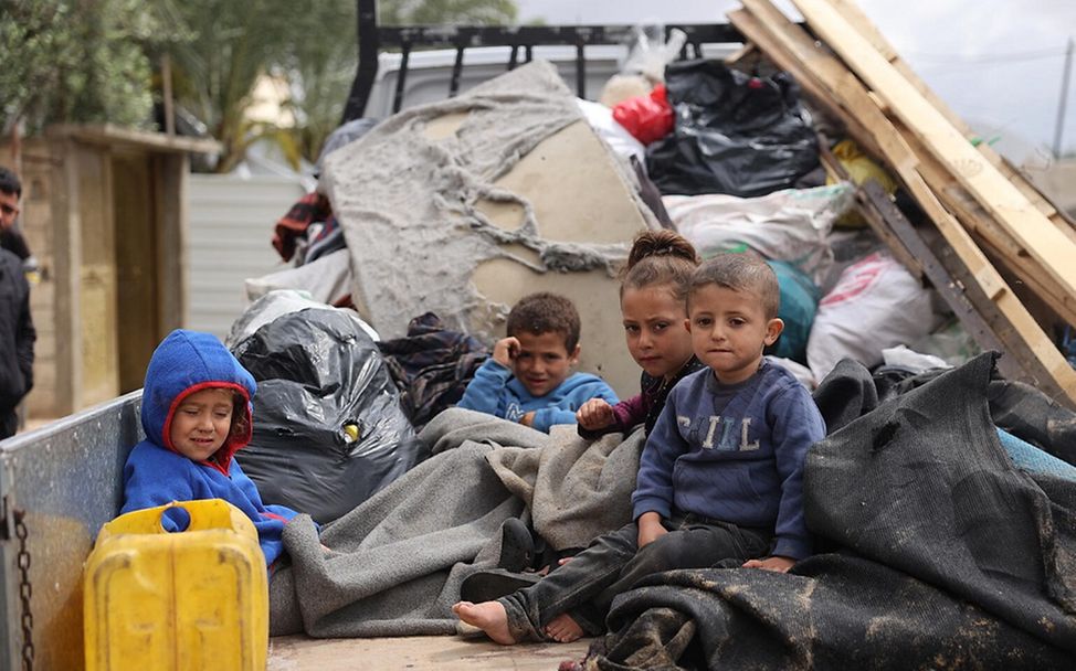 Gaza: Kinder sitzen auf der Ladefläche eines Lastwagens