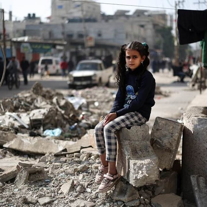 Krieg in Gaza: Ein Mädchen sitzt auf den Trümmern ihres Zuhauses 
