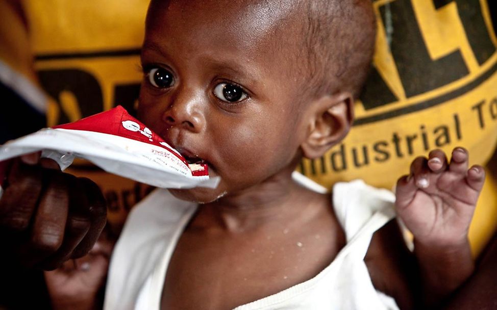 Der elf Monate alte Johannes erhält Erdnusspaste. © UNICEF/Schermbrucker