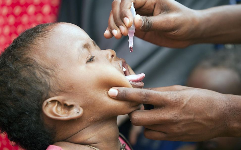  Impfung gegen Masern und Kinderlähmung. © UNICEF/Modola