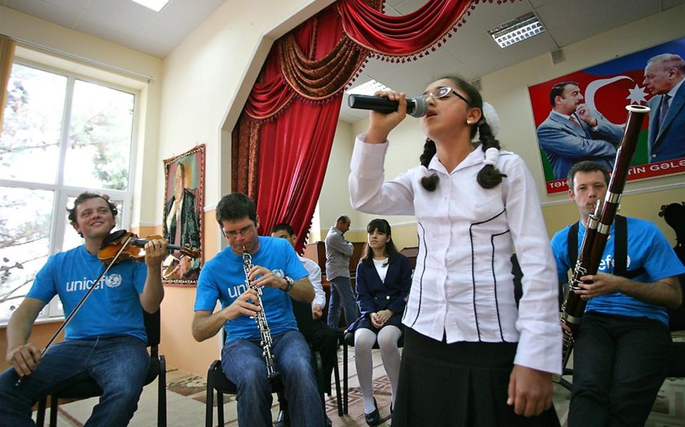 Alizada Aysel mit Mitgliedern der Berliner Philharmoniker in Baku. © UNICEF/Pirozzi