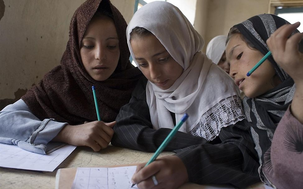Mädchen in der Schule in dem Dorf Bam Sarai in der Provinz Bamyan. ©UNICEF/Noorani