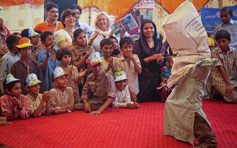 Pakistan: Tanzaufführung in einem UNICEF-Kinderschutzzentrum in Lahore