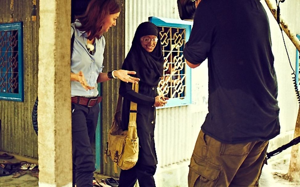 Sandra Thier mit Neela bei den Dreharbeiten. © Steven Pan/UNICEF/RTL II
