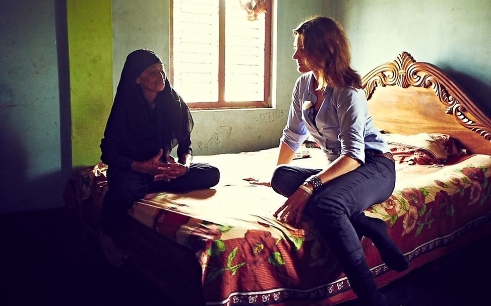 Sandra und Neela im Gespräch. © Steven Pan/UNICEF/RTL II