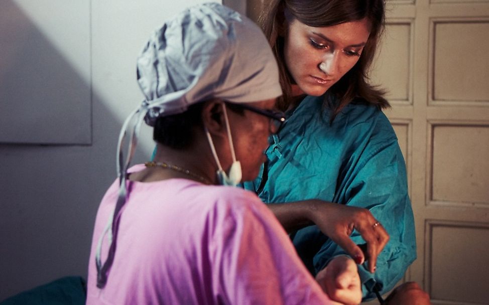 Vorbereitung auf den Operationssaal. ©Steven Pan/UNICEF/RTL II