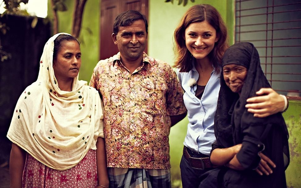 Mit Neela und ihren Eltern. ©Steven Pan/UNICEF/RTL II