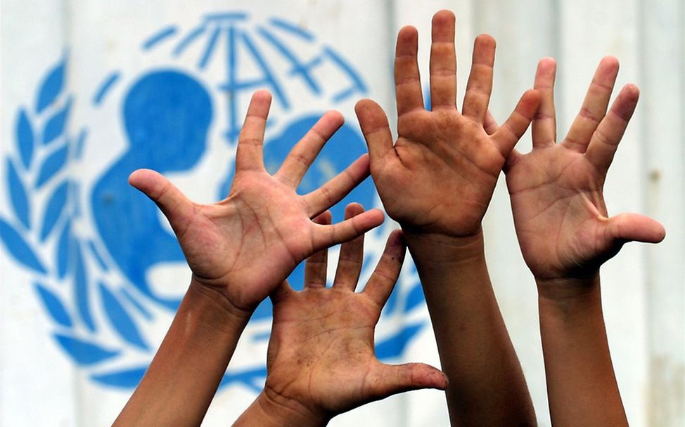 Kinderhände vor dem UNICEF-Logo. ©UNICEF/Pirozzi