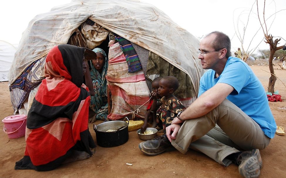 Christian Schneider besucht ein Flüchtlingslager in Kenia.  ©UNICEF/Njuguna