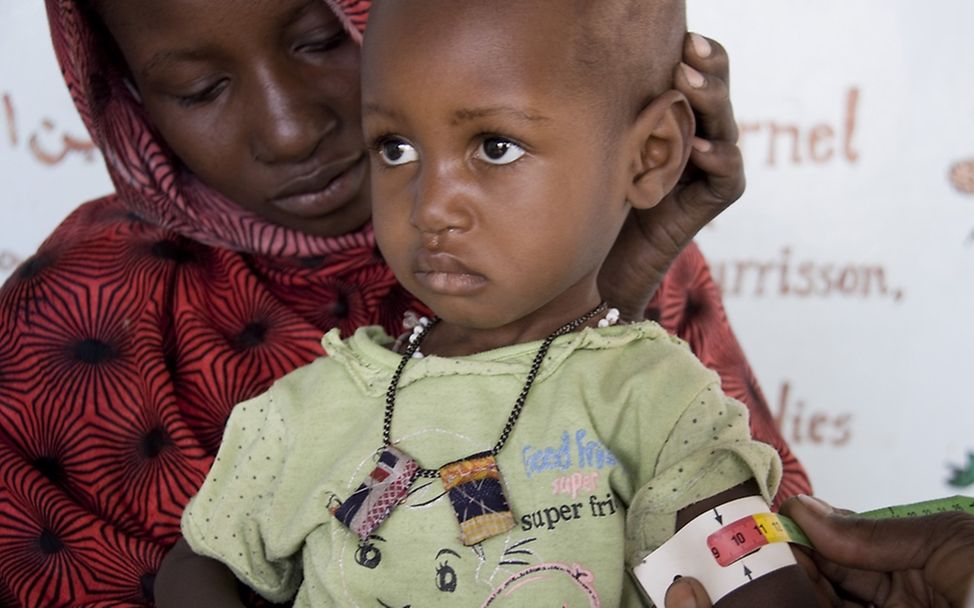 Ein Kleinkind wird auf Mangelernährung untersucht. ©UNICEF/Palitza