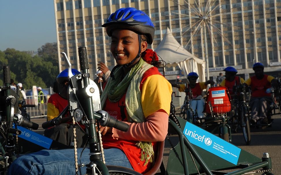 Die 16-jährige Siegerin eines Rollstuhl-Rennens in Äthiopien. ©UNICEF
