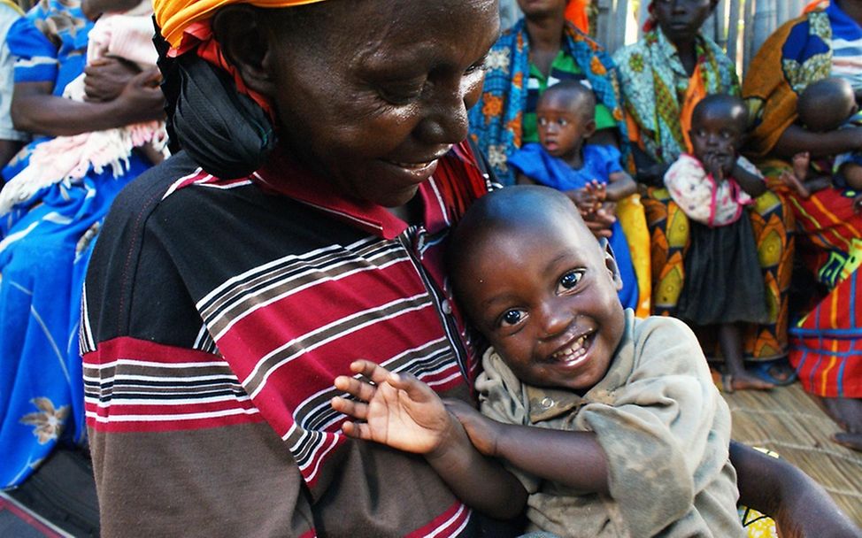 Die 2-jährige Arcade mit ihrer Mutter in Burundi. ©UNICEF/BRDA2012-00034/Krzysiek