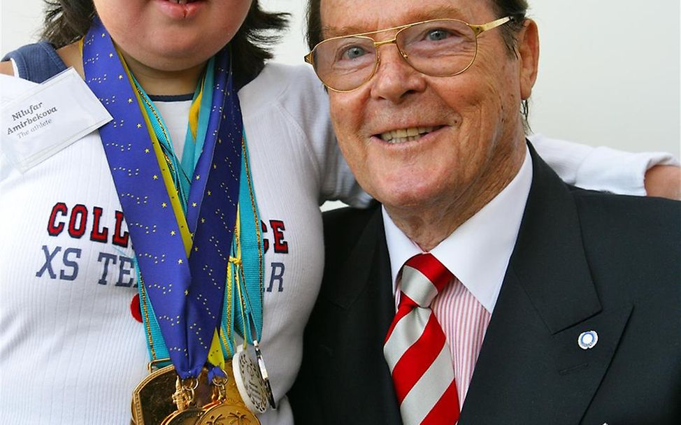 Sir Roger Moore bei den Olympischen Spielen für Kinder mit Behinderung 2010. ©UNICEF/Pirozzi