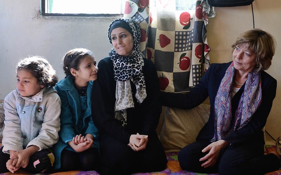 Daniela Schadt mit syrischer Flüchtlingsfamilie in Amman.