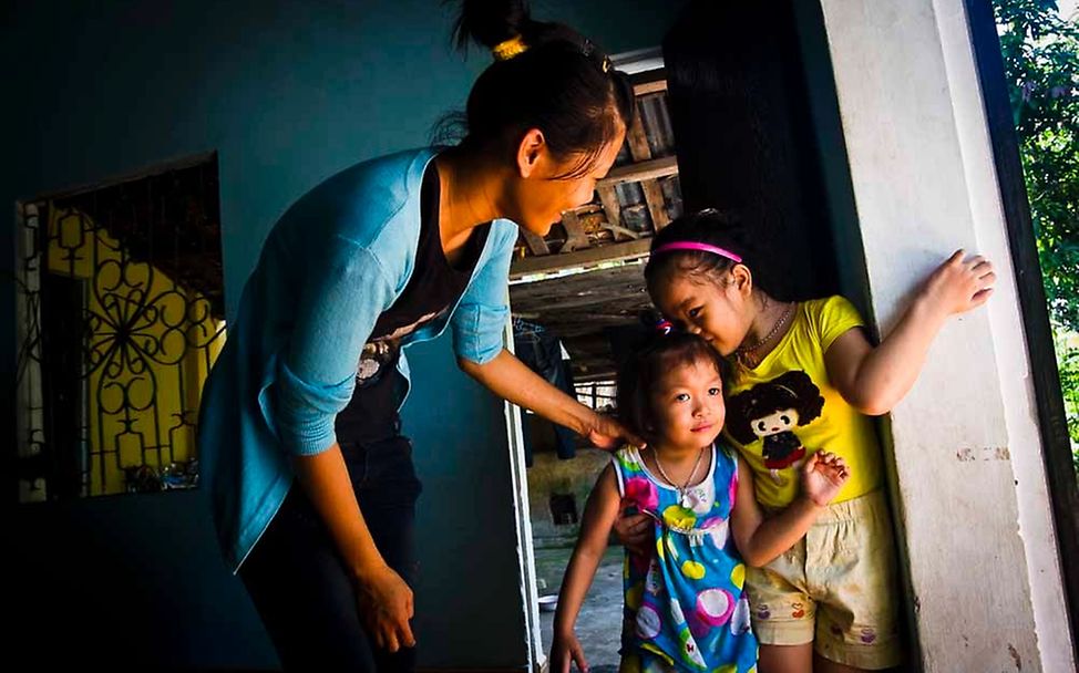 Uyen mit einer Freundin im Betreuungszentrum in Hoa Nhon | © UNICEF Vietnam/Dominic Blewett