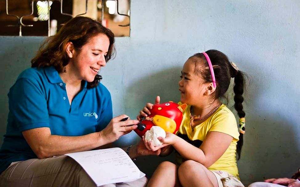 UNICEF-Mitarbeiterin Susanne Fotiadis besuchte Uyen im Kinderzentrum. | © UNICEF Vietnam/Dominic Blewettr