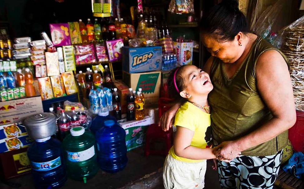 Uyens Großmutter umsorgt ihre Enkelin liebevoll | © UNICEF Vietnam/Dominic Blewett