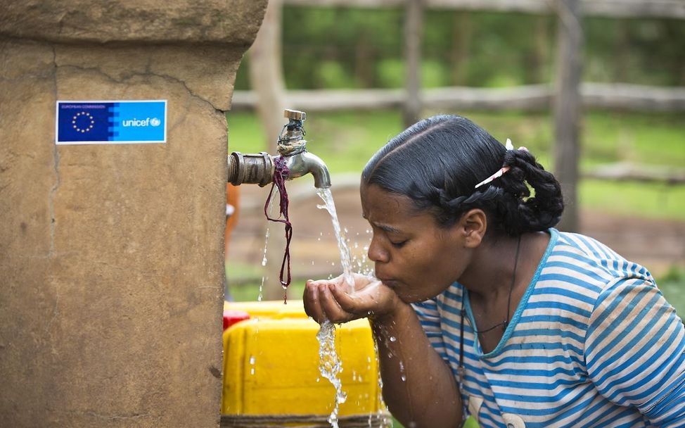 Sauberes Trinkwasser ist überlebenswichtig. ©UNICEF/Ose