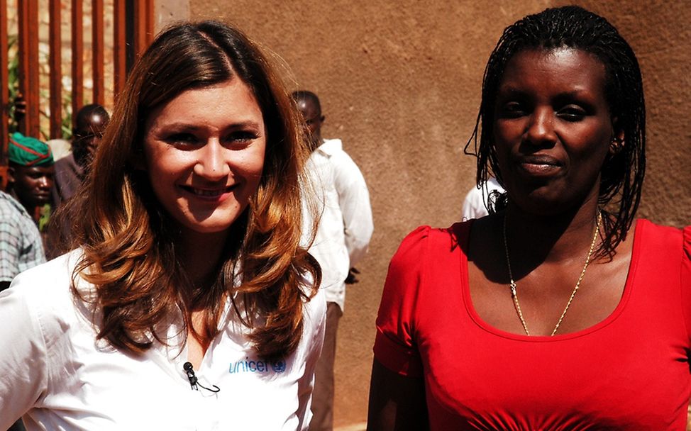 Sandra Thier in einem Gespräch mit einem Mädchen in Burundi. ©UNICEF/Berger