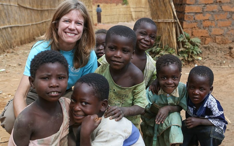 Kerstin Bücker mit Kindern in Mosambik.