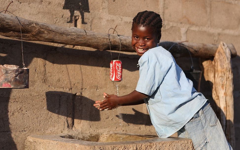 Mosambik Die 9-jährige Aranna wäscht sich die Hände. 