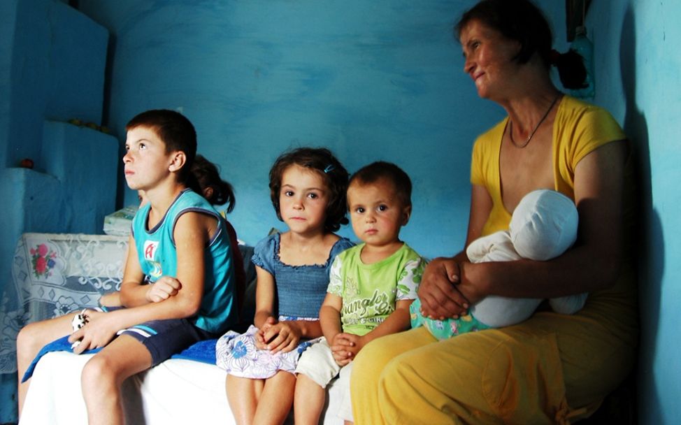 Neluta und ihre Kinder: "Mit uns spricht hier kaum jemand." | © UNICEF/Tarneden
