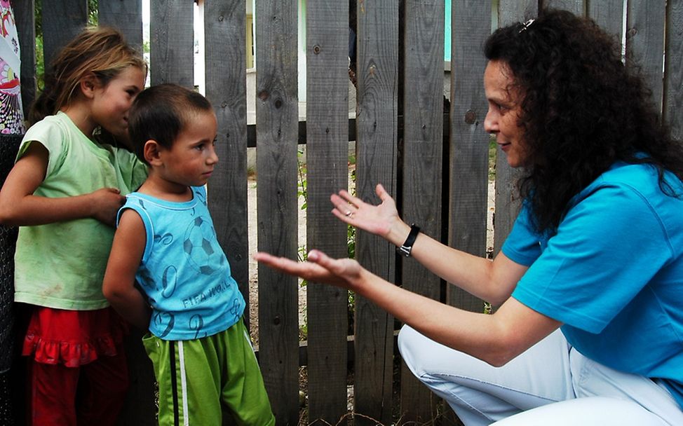 Voica Pop, Kinderrechtsexpertin von UNICEF Rumänien, spielt mit Kindern in Calvin.