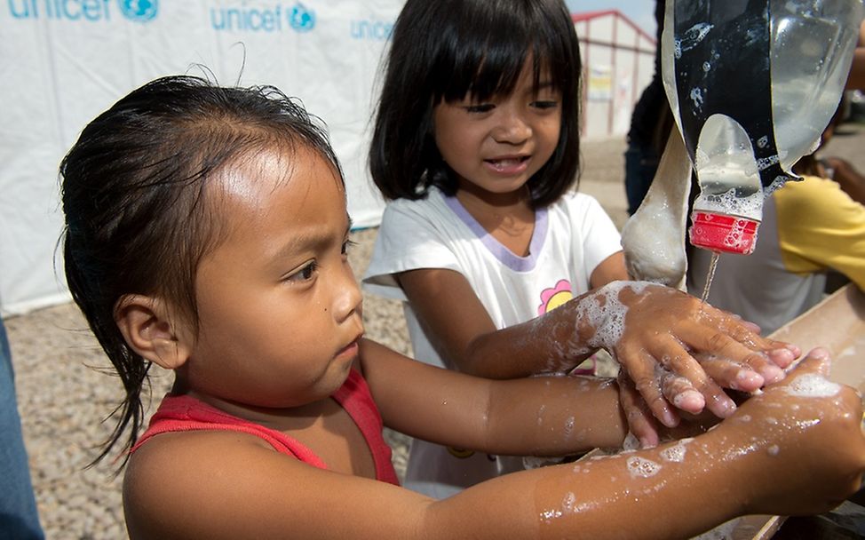 Philippinen: Kinder beim Händewaschen