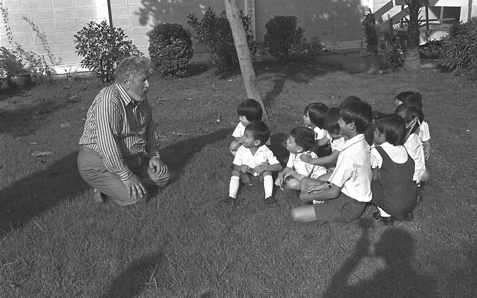 Im Spiel mit Kindern in Thailand (1978)