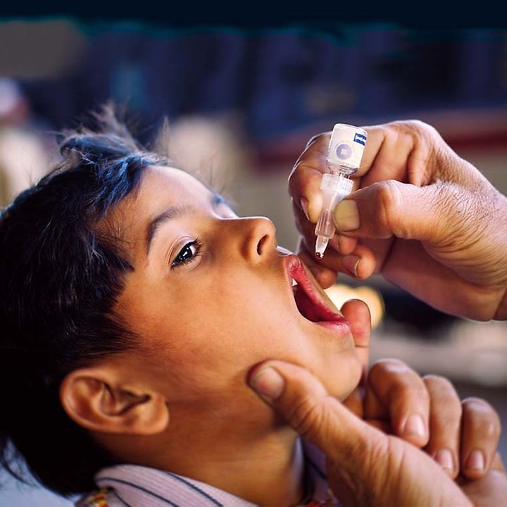 Schluckimpfung schützt vor Polio: Ein Junge aus Pakistan wird geimpft