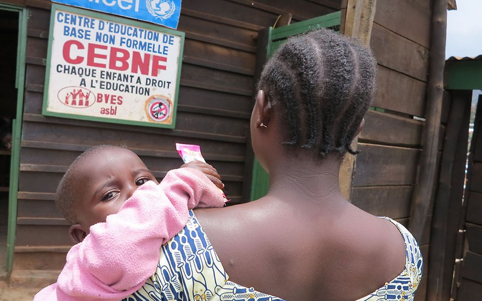 Ehemalige Kindersoldatin mit ihrem Sohn im Kongo.