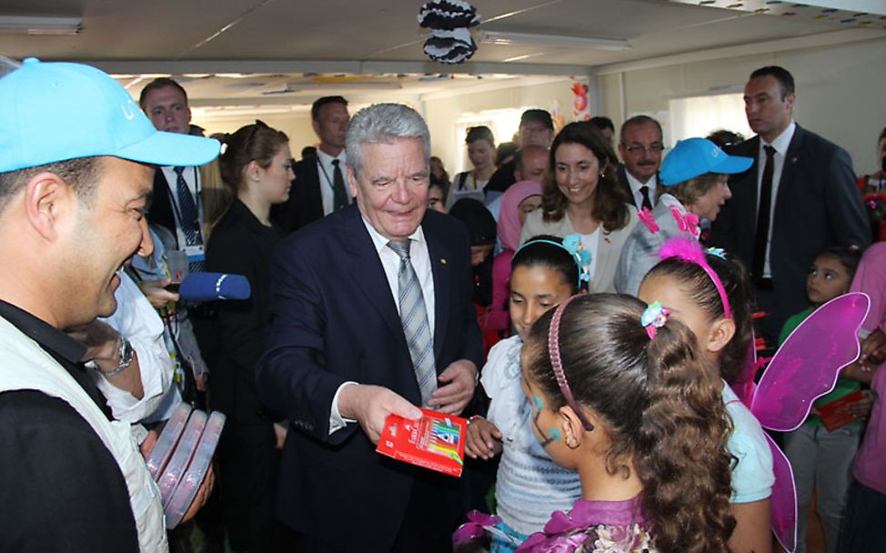 Gauck verschenkt im UNICEF-Kinderzentrum Stifte an syrische Kinder 