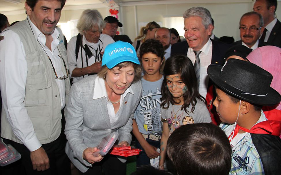 UNICEF-Schirmherrin Daniela Schadt bedankt sich bei den syrischen Kindern.