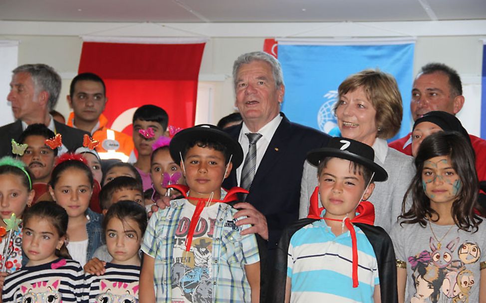 Syrische Flüchtlingskinder mit Bundespräsident Gauck