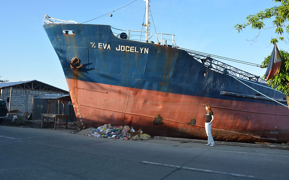 Philippinen: Eva Padberg vor einem Schiff, dass an Land geschoben wurde.