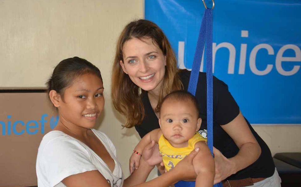 Reisetagebuch Philippinen: Eva Padberg hilft beim Wiegen