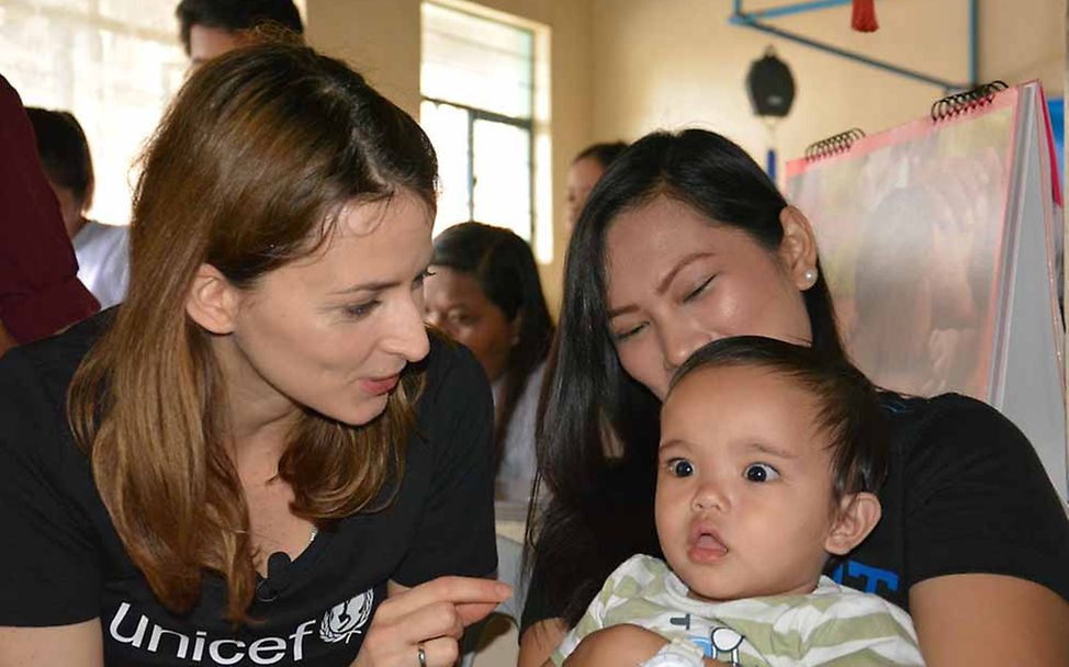 Reisetagebuch Philippinen: Eva Padberg mit Mutter und Kind