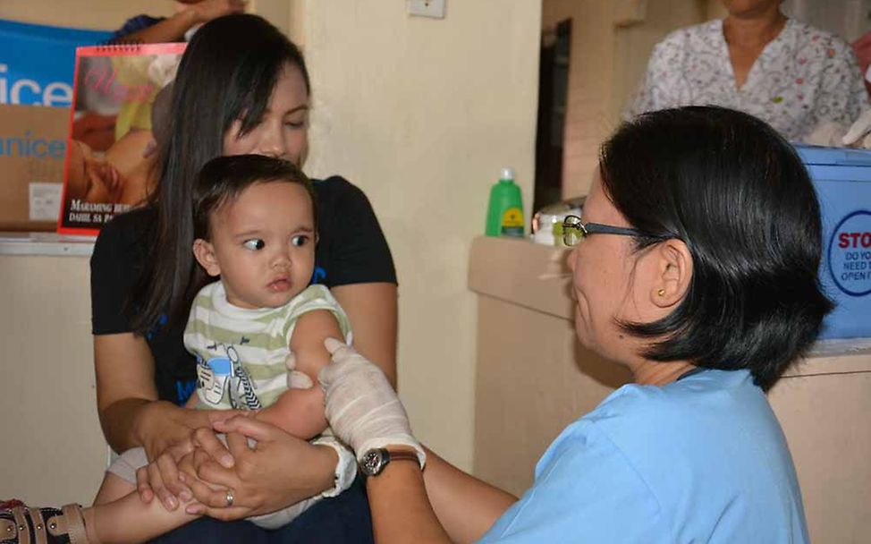 Reisetagebuch Philippinen: Gesundheitshelferin impft Kinder