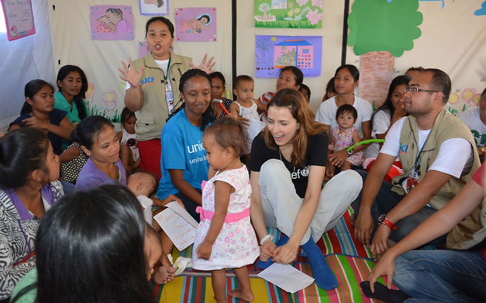 Reisetagebuch Philippinen: Eva Padberg im UNICEF-Familienzelt.
