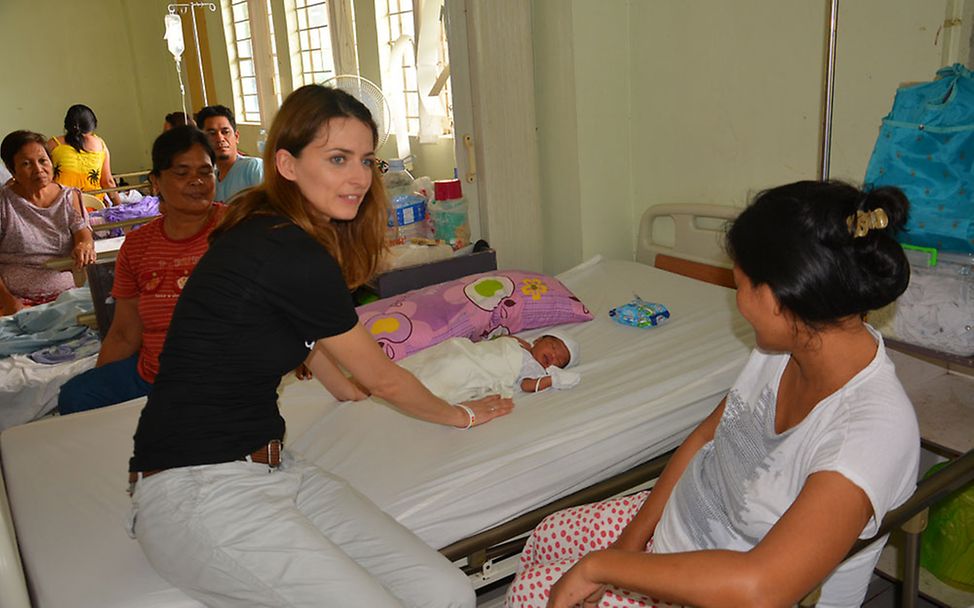 Reisetagebuch Philippinen: Eva Padberg mit junger Mutter und Kind im Krankenhaus.