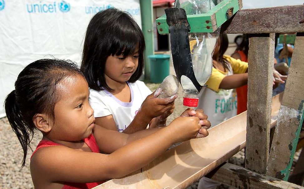 Reisetagebuch Philippinen: Kinder waschen sich die Hände.