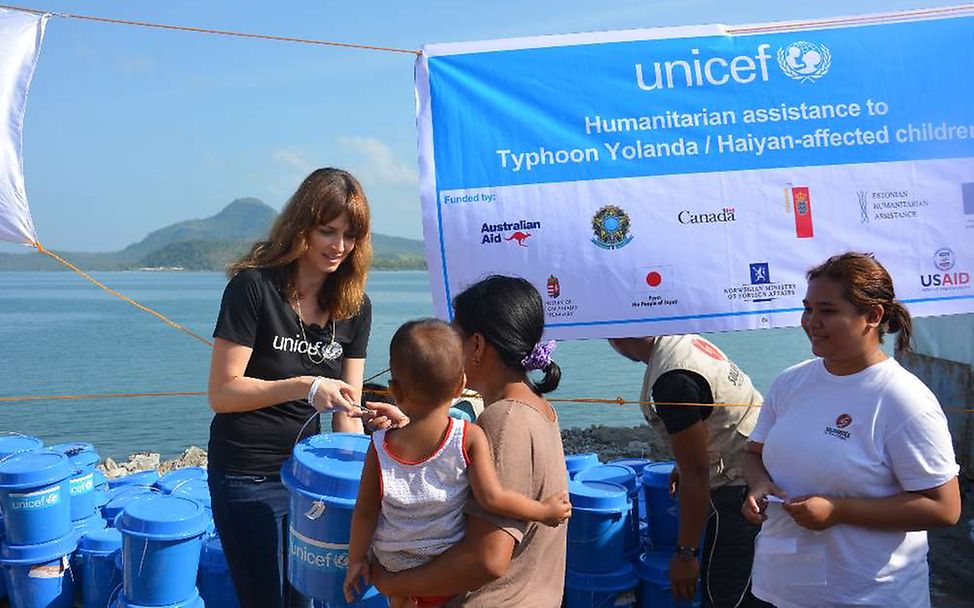 Reisteagebuch Philippinen: Eva Padberg verteilt UNICEF Hygiene-Eimer.
