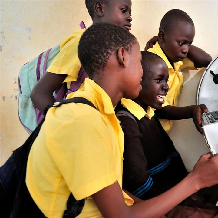 Uganda: Kinder mit Solarcomputer