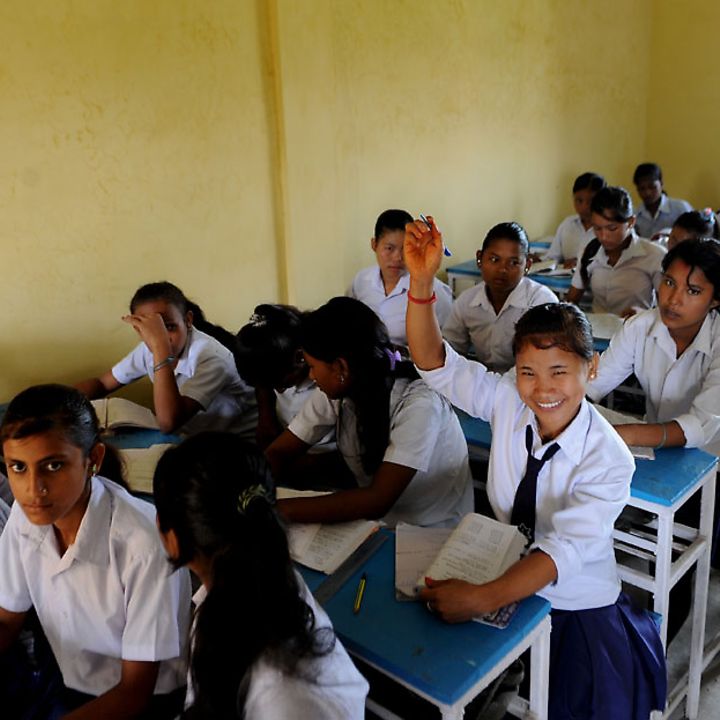 Nepal: Mädchen in der Schule | © UNICEF