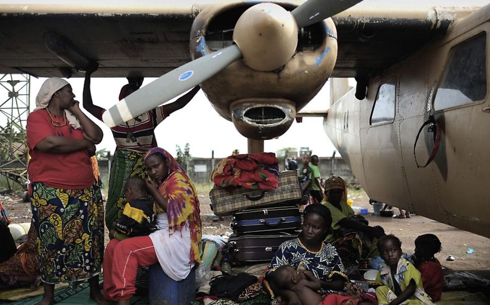 Zentralafrikanische Republik: Flüchtlingsfamilien Flugplatz Bangui