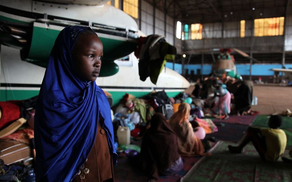 Zentralafrikanische Republik: Mädchen am Flugplatz Bangui