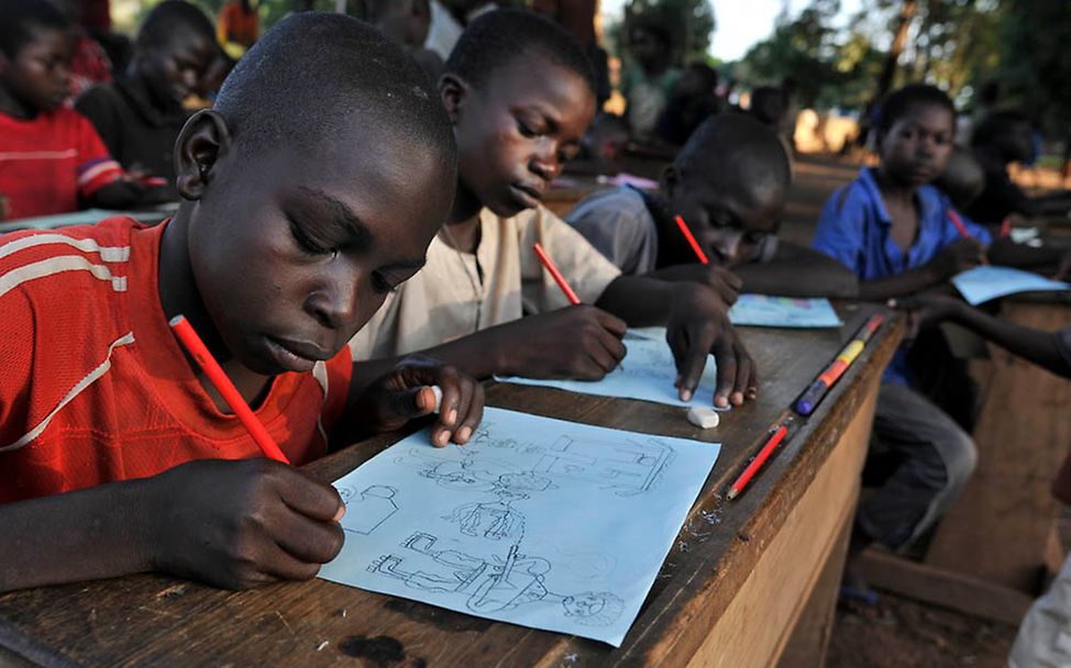 Zentralafrikanische Republik: Kinder beim Zeichnen in Bossangoa