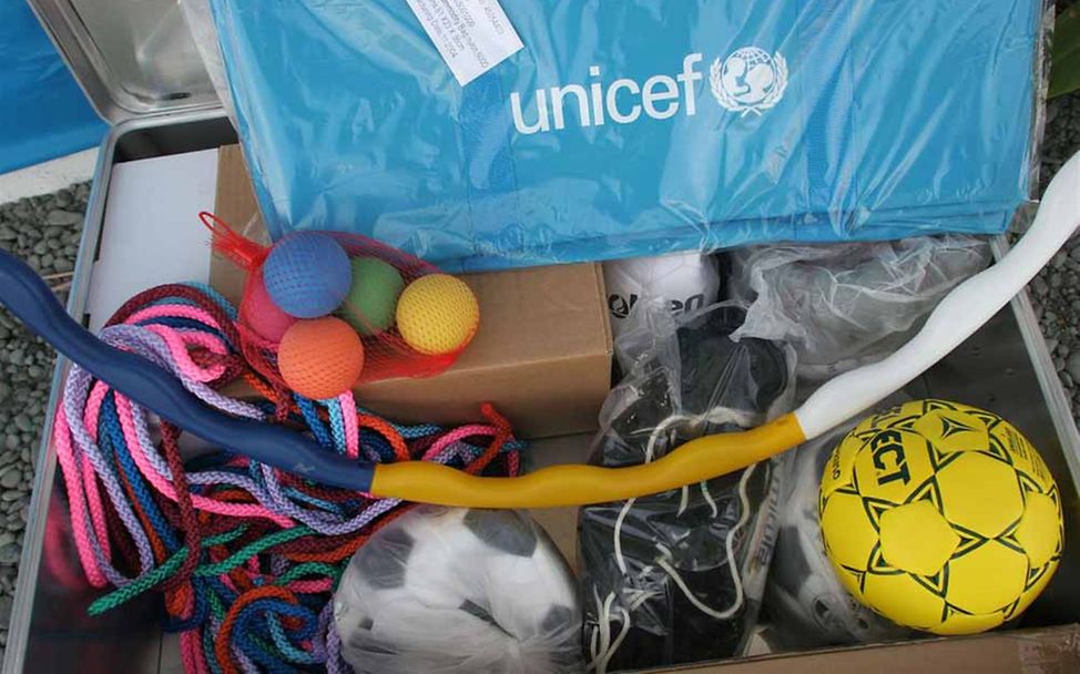 UNICEF Brasilien: Blick in eine UNICEF-Spielekiste mit verschiedenen Spiel- und Sportgeräten